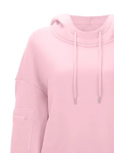 Primer plano de sudadera rosa extragrande con capucha y bolsillo en la manga