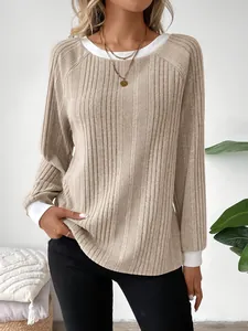 Detalle de la textura de punto acanalado beige en este top casual de manga larga