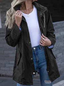 Détail de la veste coupe-vent imperméable vert olive pour femme avec boutons-pression