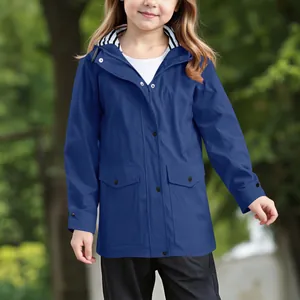 Vista dettagliata di una giacca con cappuccio blu navy per bambina con fodera a righe