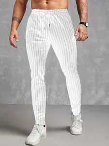 Détail du motif à rayures verticales blanches sur ce pantalon décontracté pour homme