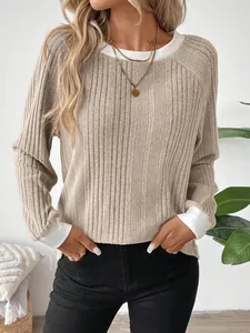 Primer plano de camiseta de punto acanalado para mujer con cuello y puños blancos en contraste
