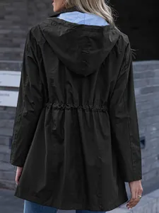 Vue arrière d'un trench-coat noir imperméable pour femme avec taille à cordon réglable.