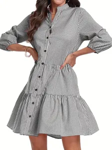 Robe chemise élégante à carreaux vichy noir et blanc avec jupe à plusieurs niveaux.