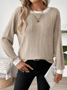 Detalle de camiseta de punto acanalado para mujer con puños y cuello redondo blancos en contraste