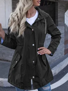 Gros plan d'un coupe-vent imperméable à capuche ajusté vert olive foncé pour femme