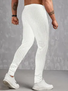 Vue arrière de pantalon décontracté blanc à fines rayures pour hommes, coupe ajustée