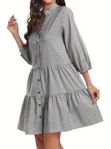 Vue détaillée d'une robe chemise à carreaux vichy noir et blanc avec col officier