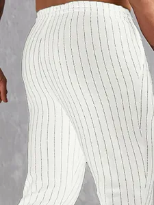 Vue détaillée du pantalon décontracté à rayures blanches pour hommes avec taille élastique.