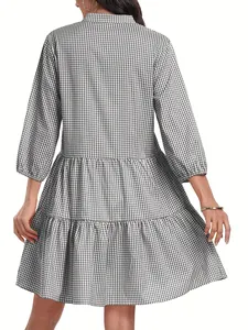 Vue arrière d'une robe chemise à carreaux vichy noir et blanc à volants