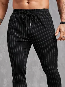 Gros plan d'un pantalon décontracté noir à rayures pour homme avec cordon de serrage