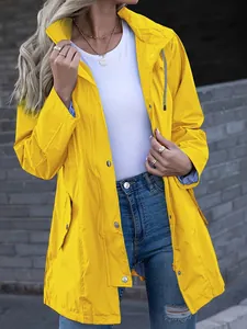 Vue détaillée d'un coupe-vent imperméable jaune vif avec capuche et poches pratiques