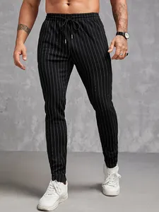 Détail du pantalon décontracté à rayures verticales pour hommes avec cordon de serrage.