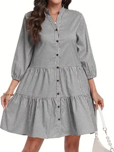 Vue détaillée d'une robe chemise à carreaux vichy noir et blanc avec col montant