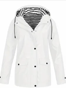 Vue détaillée de la veste imperméable blanche avec capuche et doublure rayée