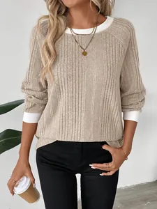 Vista detallada del top de punto acanalado beige para mujer con cuello y puños blancos