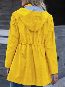 Vue arrière d'un coupe-vent jaune à capuche pour femme, design ajusté
