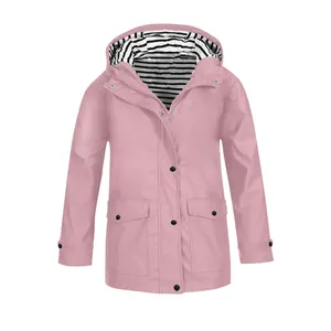 Vista dettagliata dell'impermeabile rosa con cappuccio per bambini e fodera a righe