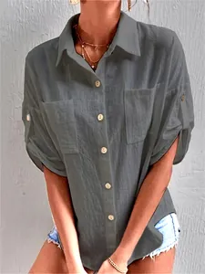Detailansicht der grauen Baumwoll-Leinen-Bluse für Damen mit Holzknöpfen und Taschen