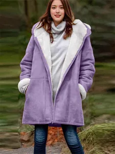Veste à capuche violette mi-longue décontractée avec doublure en polaire blanche chaude.