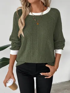 Detalle de camiseta acanalada verde oliva para mujer con cuello y puños en contraste