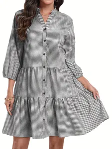 Vue détaillée de la robe chemise à carreaux avec col montant et jupe à plusieurs niveaux.