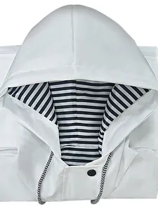 Vue rapprochée de la capuche blanche d'une veste imperméable avec doublure