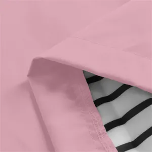 Primo piano del tessuto della giacca rosa da ragazza con fodera a righe bianche e nere