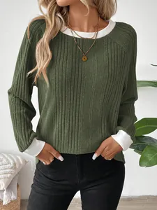 Detalle de camiseta verde de mujer con cuello y puños blancos en contraste estilo