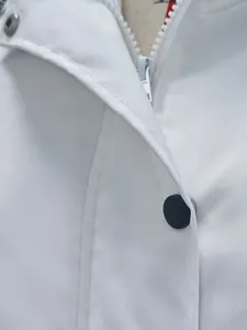 Détail d'une veste imperméable 3-en-1 blanche avec fermeture éclair et bouton pression