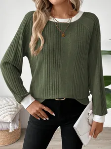 Elegante jersey de punto acanalado verde oscuro para mujer con cuello redondo y puños blancos.
