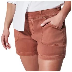 Primer plano de pantalones cortos casuales para mujer en sarga elástica color óxido