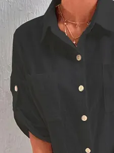 Nahaufnahme eines schwarzen Damen-Leinenhemdes mit praktischen Taschen und Knopfleiste