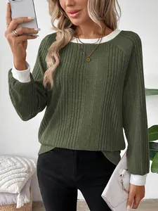 Primer plano de camiseta de manga larga acanalada verde oliva con cuello y puños blancos