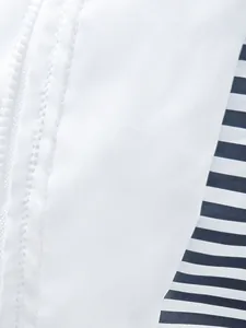 Vue rapprochée du tissu imperméable blanc et du zip d'une veste de randonnée outdoor