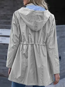 Vue détaillée du dos de la veste coupe-vent imperméable à capuche ajustée pour femme