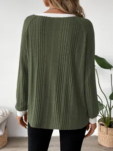 Vista trasera de una camiseta informal de manga larga de canalé verde oliva para mujer