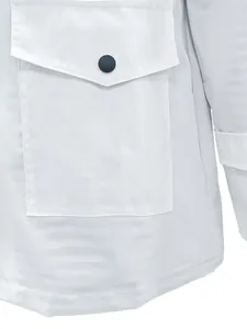 Gros plan de la poche d'une veste imperméable blanche avec rabat et bouton-pression