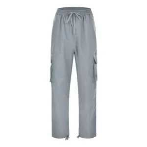 Vista detallada de pantalones cargo grises para hombre con cordón y bolsillos