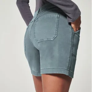 Vista posterior de pantalones cortos casuales de sarga elástica con bolsillos funcionales