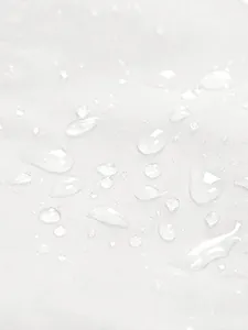 Vue macro du tissu imperméable montrant la résistance à l'eau de cette veste d'extérieur robuste