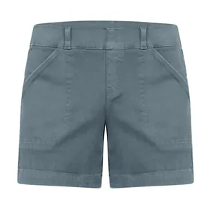 Vista frontal de shorts casuales de sarga azul pizarra de cintura alta con bolsillos
