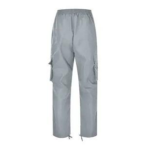Vista posterior detallada de pantalones cargo grises para hombre con cintura y bajo elástico