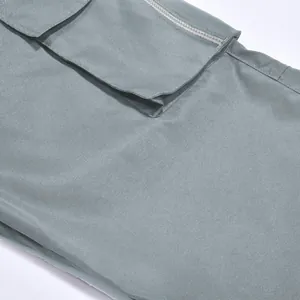 Primer plano detallado que muestra la cremallera y el bolsillo de los pantalones
