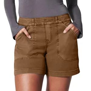 Detalle frontal de pantalones cortos casuales de sarga marrón de cintura alta con bolsillos