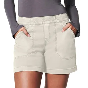 Detalle de pantalones cortos casuales de sarga beige elástica con bolsillos para mujer.