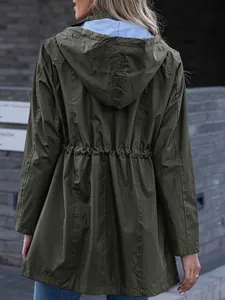 Vue arrière d'un coupe-vent imperméable vert olive pour femme avec taille à cordon