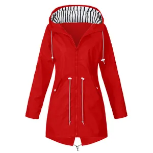 Rode waterdichte outdoorjas voor dames met gestreepte capuchonvoering en trekkoord