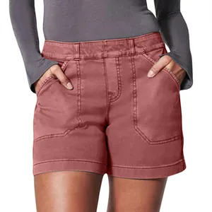 Detalle de los pantalones cortos de sarga terracota con bolsillos de parche y cintura alta