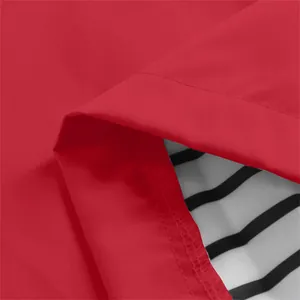 Macro della trama del tessuto della giacca rossa da bambina e fodera a righe.